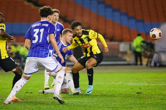 Fußball, EL, BK Häcken - Molde FK GÖTEBORG 20231109 Moldes Eirik Haugan (mitten) mot Häckens Momodou Sonko under torsdagens fotbollsmatch i Europa League (grupp H) mellan BK Häcken och Molde FK fran Norge pa Gamla Ullevi. GÖTEBORG SVERIGE x9200x
