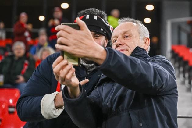 Sport Bilder des Tages 09.11.2023, Freiburg, Germany, Stadion am Wolfswinkel, SC Freiburg vs FK TSC Backa Topola - UEFA Europa League 2023 24 - Group A, Trainer Christian Streich (SC Freiburg) Schaut, macht Selfis (Foto H. Langer) Freiburg Stadion am Wolfswinkel Germany