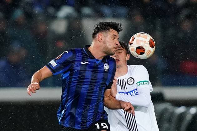 Foto Spada LaPresse 09 Novembre 2023 - Bergamo , Italia - calcio - Atalanta vs Sturm Graz - Europa League 2023 2024 - Stadio Gewiss. Nella foto: Berat Djimsiti (Atalanta BC); Szymon Wlodarczyk (SK Sturm Graz) November 09 , 2023 Bergamo , Italy - sport, calcio - Atalanta vs Sturm Graz - Europa League 2023 2024 - Gewiss Stadium . In the pic: Berat Djimsiti (Atalanta BC); Szymon Wlodarczyk (SK Sturm Graz)  Copyright: xSpada LaPressex