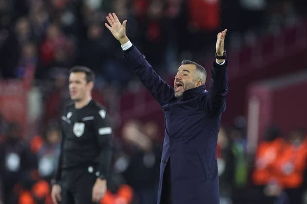 UEFA Europa League West Ham United v Olympiakos FC Diego Martinez manager of Olympiakos gives his team instructions during the UEFA Europa League match West Ham United vs Olympiakos FC at London Stadium, London, United Kingdom, 9th November 2023 (Photo by Mark Cosgrove News Images) London London Stadium United Kingdom Copyright: xMarkxCosgrove NewsxImagesx