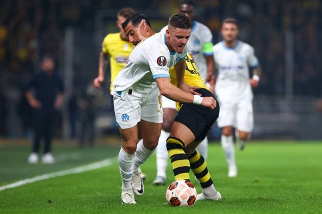 AEK Athens v Olympique de Marseille UEFA Europa League Ehsan Hajsafi of AEK Athens and Vitor Manuel Carvalho Oliveira (Vitinha) of Olympique de Marseille during the UEFA Europa League Group B match at OPAP Arena, Athens Copyright: xYannisxHalasx FIL-19225-0045 UK Newspapers OUT