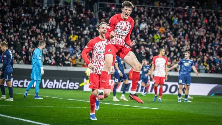 SC Freiburg - TSC Backa Topola Fußball: UEFA Europa League 2023 2024, SC Freiburg - TSC Backa Topola, 4. Spieltag, Europa-Park Stadion: Tor und Jubel durch Freiburgs Merlin Röhl in der 24 Minute zum 1:0 für Freiburg. Dahinter Freiburgs Lucas Höler