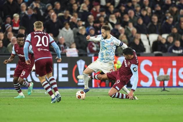UEFA Europa League West Ham United v Olympiakos FC Kostas Fortounis 7 of Olympiakos fouled by Edson Ãlvarez 19 of West Ham United during the UEFA Europa League match West Ham United vs Olympiakos FC at London Stadium, London, United Kingdom, 9th November 2023 (Photo by Mark Cosgrove News Images) London London Stadium United Kingdom Copyright: xMarkxCosgrove NewsxImagesx