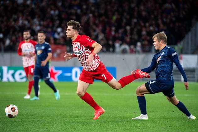 Noah Weisshaupt (SC Freiburg, 07) wird im Zweikampf mit Jovan Vlalukin (FK TSC Backa Topola, 77) gefoult, GER, SC Freiburg vs FK TSC Backa Topola, Fussball UEFA Europa League, Gruppe A, 4. Spieltag, Saison 2023 2024, 09.11.2023 GER, SC Freiburg vs FK TSC Backa Topola, Fussball UEFA Europa League, Gruppe A, 4. Spieltag, Saison 2023 2024, 09.11.2023 Freiburg Copyright: xEibner-Pressefoto Memmlerx EP_MMR