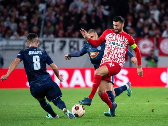 Vincenzo Grifo (SC Freiburg, 32) im Zweikampf mit Sasa Jovanovic (FK TSC Backa Topola, 08), Ifet Dakovac (FK TSC Backa Topola, 35), GER, SC Freiburg vs FK TSC Backa Topola, Fussball UEFA Europa League, Gruppe A, 4. Spieltag, Saison 2023 2024, 09.11.2023 GER, SC Freiburg vs FK TSC Backa Topola, Fussball UEFA Europa League, Gruppe A, 4. Spieltag, Saison 2023 2024, 09.11.2023 Freiburg Copyright: xEibner-Pressefoto Memmlerx EP_MMR