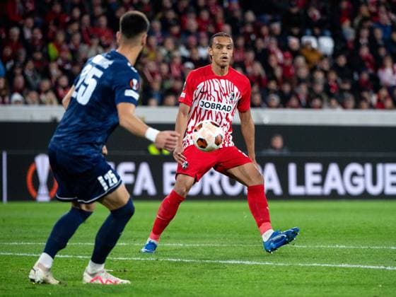 Kiliann Sildillia (SC Freiburg, 25) im Zweikampf mit Mateja Dordevic (FK TSC Backa Topola, 25), GER, SC Freiburg vs FK TSC Backa Topola, Fussball UEFA Europa League, Gruppe A, 4. Spieltag, Saison 2023 2024, 09.11.2023 GER, SC Freiburg vs FK TSC Backa Topola, Fussball UEFA Europa League, Gruppe A, 4. Spieltag, Saison 2023 2024, 09.11.2023 Freiburg Copyright: xEibner-Pressefoto Memmlerx EP_MMR