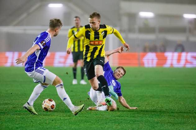 Fußball, EL, BK Häcken - Molde FK Molde s Kristian Eriksen (L) and Eirik Haugan in action against Hackan s Tomas Totland during the UEFA Europa League group H soccer match between BK Hacken and Molde FK at Gamla Ullevi arena in Gothenburg, Sweden, on Nov. 09, 2023. GOTHENBURG SWEDEN SOCCER x9200x