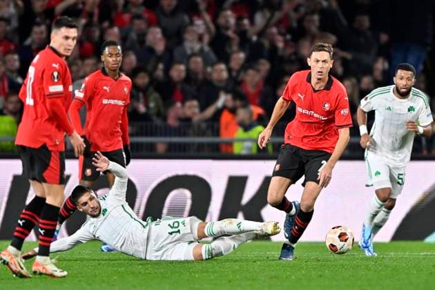 Rennes Panathinaikos PHOTOPQR OUEST FRANCE Philippe Renault ; Rennes ; 09 11 2023 ; UEFA. Europa League. Phase de groupe. Football. Rennes Panathinaikos . Nemanja Matic Rennes et Adam Cerin à terre Photo Philippe Renault Ouest-France UEFA Europa League Group F soccer match between Stade Rennais FC and Panathinaikos FC, in Rennes, France, 09 November 2023.