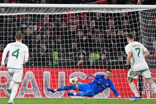 Rennes Panathinaikos PHOTOPQR OUEST FRANCE Philippe Renault ; Rennes ; 09 11 2023 ; UEFA. Europa League. Phase de groupe. Football. Rennes Panathinaikos . Fortis Ioannidis bat Gauthier Gallon Rennes sur penalty Photo Philippe Renault Ouest-France UEFA Europa League Group F soccer match between Stade Rennais FC and Panathinaikos FC, in Rennes, France, 09 November 2023.