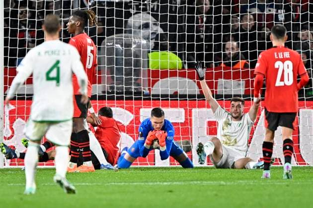 Rennes Panathinaikos PHOTOPQR OUEST FRANCE Philippe Renault ; Rennes ; 09 11 2023 ; UEFA. Europa League. Phase de groupe. Football. Rennes Panathinaikos . arrêt de Gauthier Gallon Rennes pendant que les joueurs grecs réclament un penalty Photo Philippe Renault Ouest-France UEFA Europa League Group F soccer match between Stade Rennais FC and Panathinaikos FC, in Rennes, France, 09 November 2023.