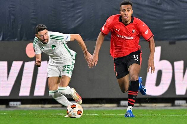 Rennes Panathinaikos PHOTOPQR OUEST FRANCE Philippe Renault ; Rennes ; 09 11 2023 ; UEFA. Europa League. Phase de groupe. Football. Rennes Panathinaikos . Guela Doue Rennes devance Filip Mladenovic Photo Philippe Renault Ouest-France UEFA Europa League Group F soccer match between Stade Rennais FC and Panathinaikos FC, in Rennes, France, 09 November 2023.