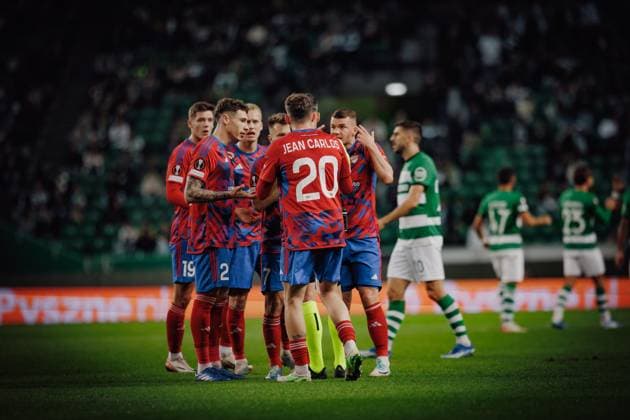 Fußball, EL, Sporting Lissabon - Rakow Tschenstochau Team of Rakow argue with referee Enea Jorgji during UEFA Europa League 23 24 game between Sporting CP e Rakow Czestochowa at Estadio Jose Alvalade, Lisbon, Portugal. (Maciej Rogowski) Lisbon Estadio Jose Alvalade Portugal Copyright: xMaciejxRogowskix scp-rakow-37