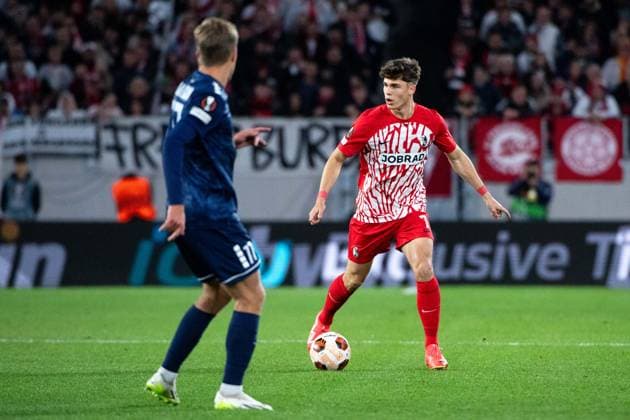 Noah Weisshaupt (SC Freiburg, 07) am Ball, davor Jovan Vlalukin (FK TSC Backa Topola, 77), GER, SC Freiburg vs FK TSC Backa Topola, Fussball UEFA Europa League, Gruppe A, 4. Spieltag, Saison 2023 2024, 09.11.2023 GER, SC Freiburg vs FK TSC Backa Topola, Fussball UEFA Europa League, Gruppe A, 4. Spieltag, Saison 2023 2024, 09.11.2023 Freiburg Copyright: xEibner-Pressefoto Memmlerx EP_MMR