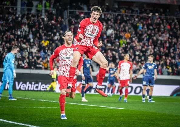 SC Freiburg - TSC Backa Topola Fußball: UEFA Europa League 2023 2024, SC Freiburg - TSC Backa Topola, 4. Spieltag, Europa-Park Stadion: Tor und Jubel durch Freiburgs Merlin Röhl in der 24 Minute zum 1:0 für Freiburg. Dahinter Freiburgs Lucas Höler