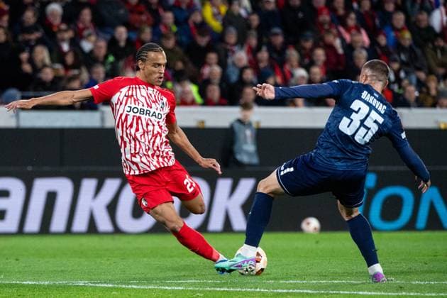 Kiliann Sildillia (SC Freiburg, 25) im Zweikampf mit Ifet Dakovac (FK TSC Backa Topola, 35), GER, SC Freiburg vs FK TSC Backa Topola, Fussball UEFA Europa League, Gruppe A, 4. Spieltag, Saison 2023 2024, 09.11.2023 GER, SC Freiburg vs FK TSC Backa Topola, Fussball UEFA Europa League, Gruppe A, 4. Spieltag, Saison 2023 2024, 09.11.2023 Freiburg Copyright: xEibner-Pressefoto Memmlerx EP_MMR