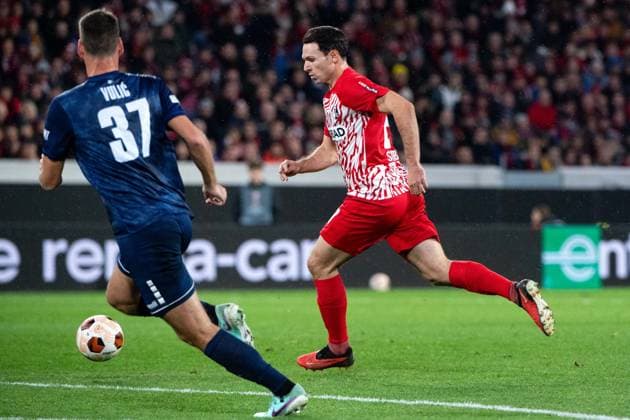Nicolas Hoefler (SC Freiburg, 27) im Zweikampf mit Milos Vulic (FK TSC Backa Topola, 37), GER, SC Freiburg vs FK TSC Backa Topola, Fussball UEFA Europa League, Gruppe A, 4. Spieltag, Saison 2023 2024, 09.11.2023 GER, SC Freiburg vs FK TSC Backa Topola, Fussball UEFA Europa League, Gruppe A, 4. Spieltag, Saison 2023 2024, 09.11.2023 Freiburg Copyright: xEibner-Pressefoto Memmlerx EP_MMR