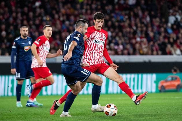 Merlin Roehl (SC Freiburg, 34) im Zweikampf mit Goran Antonic (FK TSC Backa Topola, 17), GER, SC Freiburg vs FK TSC Backa Topola, Fussball UEFA Europa League, Gruppe A, 4. Spieltag, Saison 2023 2024, 09.11.2023 GER, SC Freiburg vs FK TSC Backa Topola, Fussball UEFA Europa League, Gruppe A, 4. Spieltag, Saison 2023 2024, 09.11.2023 Freiburg Copyright: xEibner-Pressefoto Memmlerx EP_MMR