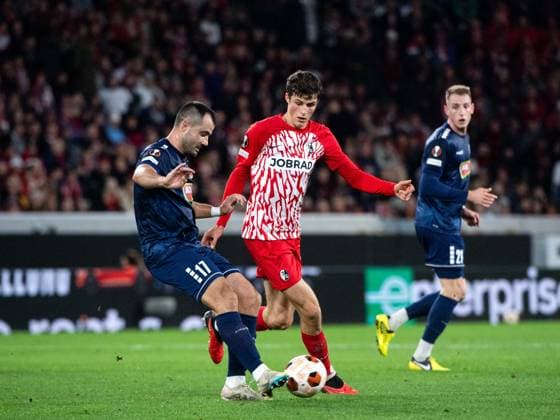 Merlin Roehl (SC Freiburg, 34) im Zweikampf mit Goran Antonic (FK TSC Backa Topola, 17), GER, SC Freiburg vs FK TSC Backa Topola, Fussball UEFA Europa League, Gruppe A, 4. Spieltag, Saison 2023 2024, 09.11.2023 GER, SC Freiburg vs FK TSC Backa Topola, Fussball UEFA Europa League, Gruppe A, 4. Spieltag, Saison 2023 2024, 09.11.2023 Freiburg Copyright: xEibner-Pressefoto Memmlerx EP_MMR