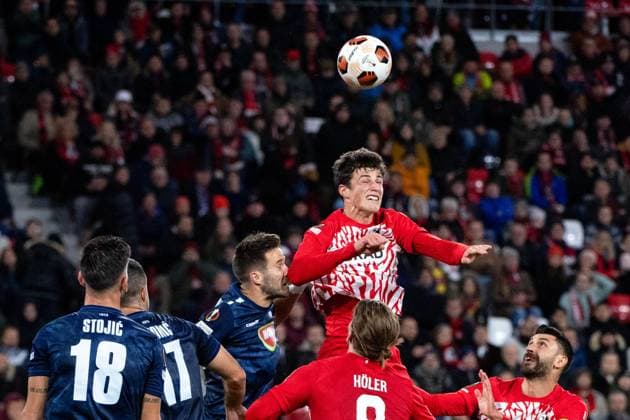 Merlin Roehl (SC Freiburg, 34) beim Kopfball, GER, SC Freiburg vs FK TSC Backa Topola, Fussball UEFA Europa League, Gruppe A, 4. Spieltag, Saison 2023 2024, 09.11.2023 GER, SC Freiburg vs FK TSC Backa Topola, Fussball UEFA Europa League, Gruppe A, 4. Spieltag, Saison 2023 2024, 09.11.2023 Freiburg Copyright: xEibner-Pressefoto Memmlerx EP_MMR
