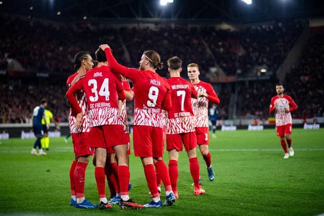 Merlin Roehl (SC Freiburg, 34), Lucas Hoeler (SC Freiburg, 09), Noah Weisshaupt (SC Freiburg, 07), Philipp Lienhart (SC Freiburg, 03) und Team jubeln ueber das Tor zum 1:0, GER, SC Freiburg vs FK TSC Backa Topola, Fussball UEFA Europa League, Gruppe A, 4. Spieltag, Saison 2023 2024, 09.11.2023 GER, SC Freiburg vs FK TSC Backa Topola, Fussball UEFA Europa League, Gruppe A, 4. Spieltag, Saison 2023 2024, 09.11.2023 Freiburg Copyright: xEibner-Pressefoto Memmlerx EP_MMR