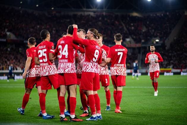Sport Bilder des Tages Merlin Roehl (SC Freiburg, 34), Kiliann Sildillia (SC Freiburg, 25), Lucas Hoeler (SC Freiburg, 09), Noah Weisshaupt (SC Freiburg, 07), Philipp Lienhart (SC Freiburg, 03) und Team jubeln ueber das Tor zum 1:0, GER, SC Freiburg vs FK TSC Backa Topola, Fussball UEFA Europa League, Gruppe A, 4. Spieltag, Saison 2023 2024, 09.11.2023 GER, SC Freiburg vs FK TSC Backa Topola, Fussball UEFA Europa League, Gruppe A, 4. Spieltag, Saison 2023 2024, 09.11.2023 Freiburg Copyright: xEibner-Pressefoto Memmlerx EP_MMR