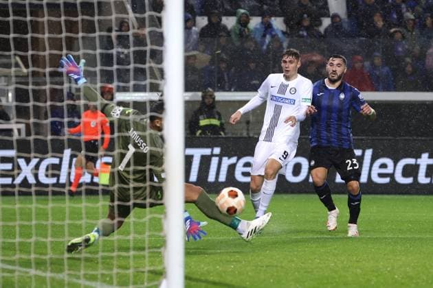 Bergamo, Italy, 9th November 2023. Sead Kolasinac and Juan Musso of Atalanta look on as Szymon Wlodarczyk of SK Sturm Graz fires an effort narrowly wide of the goal during the UEFA Europa League match at Stadia di Bergamo, Bergamo. Picture credit should read: Jonathan Moscrop Sportimage EDITORIAL USE ONLY. No use with unauthorised audio, video, data, fixture lists, club league logos or live services. Online in-match use limited to 120 images, no video emulation. No use in betting, games or single club league player publications. SPI-2700-0003