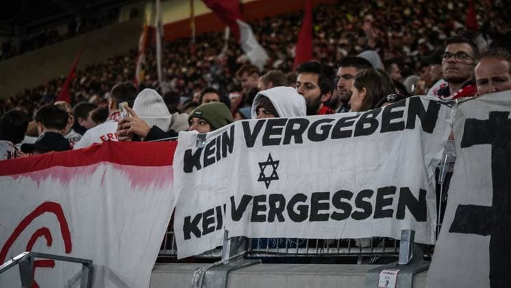 Bilder des Jahres 2023, Sport 11 November Sport Themen der Woche KW45 Sport Bilder des Tages SC Freiburg - TSC Backa Topola Fußball: UEFA Europa League 2023 2024, SC Freiburg - TSC Backa Topola, 4. Spieltag, Europa-Park Stadion: Kein vergeben kein vergessen mit Davidstern - Transparent der Freiburger Fans - Holocaust, Antisemitismus, Israel *** SC Freiburg TSC Backa Topola Football UEFA Europa League 2023 2024, SC Freiburg TSC Backa Topola, Matchday 4, Europa Park Stadium No forgiveness no forgetting with Star of David banner of Freiburg fans Holocaust, anti-Semitism, Israel