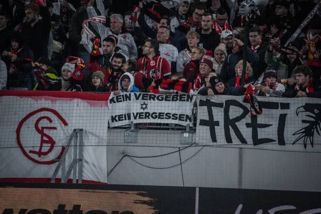SC Freiburg - TSC Backa Topola Fußball: UEFA Europa League 2023 2024, SC Freiburg - TSC Backa Topola, 4. Spieltag, Europa-Park Stadion: Kein vergeben kein vergessen mit Davidstern - Transparent der Freiburger Fans - Holocaust, Antisemitismus, Israel