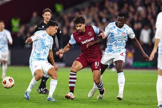 West Ham v Olympiacos 9 November 2023, London - UEFA EUROPA League Football, Group A - West Ham United v Olympiacos - Santiago Hezze and Mady Camara of Olympiacos surround Lucas Paqueta of West Ham - Photo: Charlotte Wilson Offside. London UK Copyright: xCharlottexWilsonx xOffsidexOffside