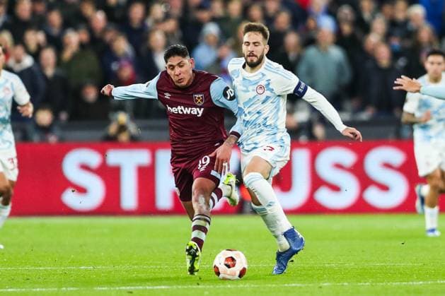 West Ham United FC v Olympiakos FC Olympiakos Kostas Fortounis battles for the ball against West Ham United s Edson Alvarez during the West Ham United FC v Olympiakos FC UEFA Europa League Group A match at London Stadium, London, England, United Kingdom on 9 November 2023 Editorial Use Only Copyright: xIMAGO EveryxSecondxMediax ESM-0845-0028