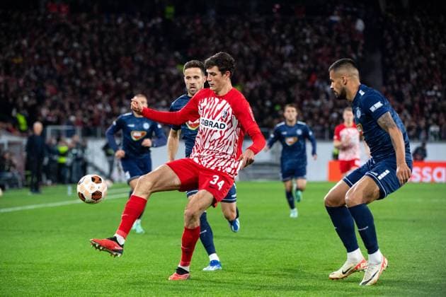 Merlin Roehl (SC Freiburg, 34) im Zweikampf mit Josip Calusic (FK TSC Backa Topola, 04), GER, SC Freiburg vs FK TSC Backa Topola, Fussball UEFA Europa League, Gruppe A, 4. Spieltag, Saison 2023 2024, 09.11.2023 GER, SC Freiburg vs FK TSC Backa Topola, Fussball UEFA Europa League, Gruppe A, 4. Spieltag, Saison 2023 2024, 09.11.2023 Freiburg Copyright: xEibner-Pressefoto Memmlerx EP_MMR