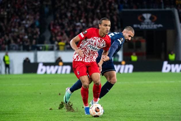 Kiliann Sildillia (SC Freiburg, 25) im Zweikampf mit Ifet Dakovac (FK TSC Backa Topola, 35), GER, SC Freiburg vs FK TSC Backa Topola, Fussball UEFA Europa League, Gruppe A, 4. Spieltag, Saison 2023 2024, 09.11.2023 GER, SC Freiburg vs FK TSC Backa Topola, Fussball UEFA Europa League, Gruppe A, 4. Spieltag, Saison 2023 2024, 09.11.2023 Freiburg Copyright: xEibner-Pressefoto Memmlerx EP_MMR