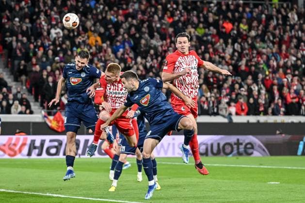 09.11.2023, Freiburg, Germany, Stadion am Wolfswinkel, SC Freiburg vs FK TSC Backa Topola - UEFA Europa League 2023 24 - Group A, Philipp Lienhart (SC Freiburg), Nemanja Stojic (FK TSC Backa Topola) und Nicolas Hoefler (SC Freiburg) im Zweikampf (Foto H. Langer) Freiburg Stadion am Wolfswinkel Germany