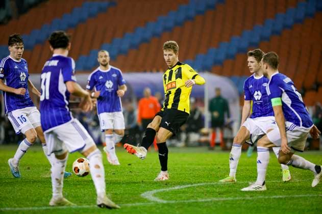 GÖTEBORG 20231109 Häckens Samuel Gustafson omringad av Moldespelare under torsdagens fotbollsmatch i Europa League (grupp H) mellan BK Häcken och Molde FK fran Norge pa Gamla Ullevi. GÖTEBORG SVERIGE x9200x