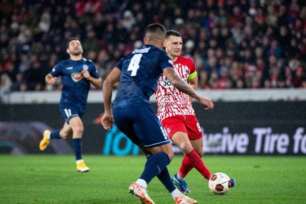 Maximilan Eggestein (SC Freiburg, 08) bereitet das Tor zum 4:0 vor, davor Josip Calusic (FK TSC Backa Topola, 04), GER, SC Freiburg vs FK TSC Backa Topola, Fussball UEFA Europa League, Gruppe A, 4. Spieltag, Saison 2023 2024, 09.11.2023 GER, SC Freiburg vs FK TSC Backa Topola, Fussball UEFA Europa League, Gruppe A, 4. Spieltag, Saison 2023 2024, 09.11.2023 Freiburg Copyright: xEibner-Pressefoto Memmlerx EP_MMR