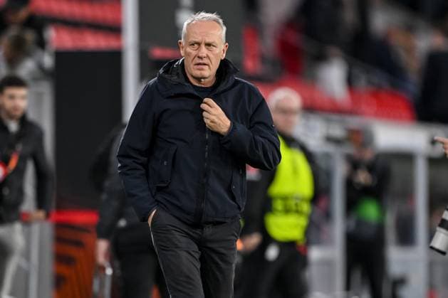09.11.2023, Freiburg, Germany, Stadion am Wolfswinkel, SC Freiburg vs FK TSC Backa Topola - UEFA Europa League 2023 24 - Group A, Trainer Christian Streich (SC Freiburg) Schaut (Foto H. Langer) Freiburg Stadion am Wolfswinkel Germany