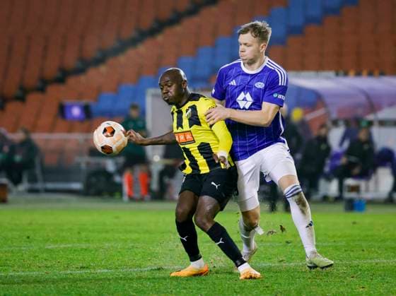 GÖTEBORG 20231109 Häckens Edward Chilufya (tv) och Moldes Eirik Haugan under torsdagens fotbollsmatch i Europa League (grupp H) mellan BK Häcken och Molde FK fran Norge pa Gamla Ullevi. GÖTEBORG SVERIGE x9200x