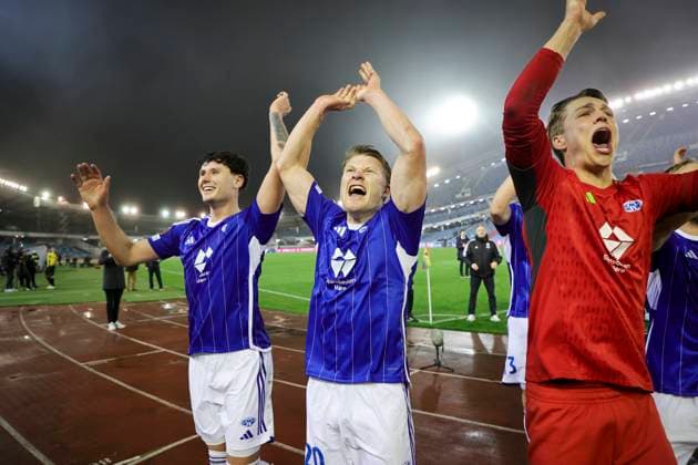 GÖTEBORG 20231109 Moldes Mathias Johan Fjortoft Lovik, Kristian Eriksen och malvakt Oliver Petersen jublar efter segern i torsdagens fotbollsmatch i Europa League (grupp H) mellan BK Häcken och Molde FK fran Norge pa Gamla Ullevi. GÖTEBORG SVERIGE x9200x