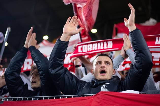 Maximilan Eggestein (SC Freiburg, 08) und Team jubeln ueber den Sieg zusammen mit den Fans und Ultras am Zaun, GER, SC Freiburg vs FK TSC Backa Topola, Fussball UEFA Europa League, Gruppe A, 4. Spieltag, Saison 2023 2024, 09.11.2023 GER, SC Freiburg vs FK TSC Backa Topola, Fussball UEFA Europa League, Gruppe A, 4. Spieltag, Saison 2023 2024, 09.11.2023 Freiburg Copyright: xEibner-Pressefoto Memmlerx EP_MMR