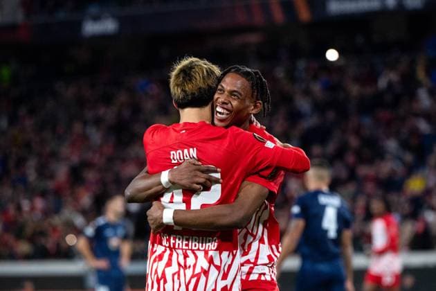 Junior Adamu (SC Freiburg, 20), Ritsu Doan (SC Freiburg, 42) jubeln ueber das Tor zum 5:0 Endstand, GER, SC Freiburg vs FK TSC Backa Topola, Fussball UEFA Europa League, Gruppe A, 4. Spieltag, Saison 2023 2024, 09.11.2023 GER, SC Freiburg vs FK TSC Backa Topola, Fussball UEFA Europa League, Gruppe A, 4. Spieltag, Saison 2023 2024, 09.11.2023 Freiburg Copyright: xEibner-Pressefoto Memmlerx EP_MMR