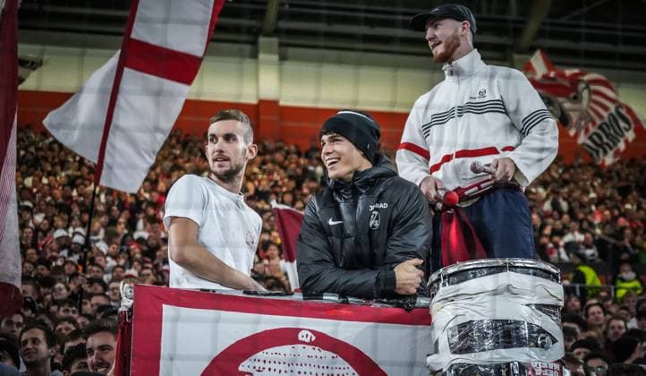 SC Freiburg - TSC Backa Topola Fußball: UEFA Europa League 2023 2024, SC Freiburg - TSC Backa Topola, 4. Spieltag, Europa-Park Stadion: Freiburgs Noah Weißhaupt auf der Fantribüne mit den Ultras