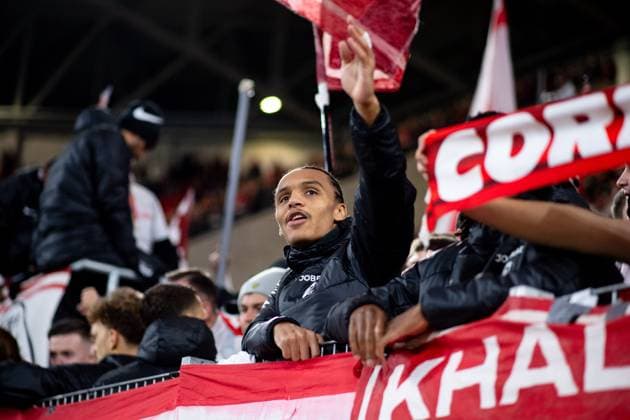 Kiliann Sildillia (SC Freiburg, 25) und Team jubeln ueber den Sieg zusammen mit den Fans und Ultras am Zaun, GER, SC Freiburg vs FK TSC Backa Topola, Fussball UEFA Europa League, Gruppe A, 4. Spieltag, Saison 2023 2024, 09.11.2023 GER, SC Freiburg vs FK TSC Backa Topola, Fussball UEFA Europa League, Gruppe A, 4. Spieltag, Saison 2023 2024, 09.11.2023 Freiburg Copyright: xEibner-Pressefoto Memmlerx EP_MMR