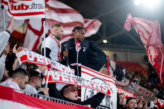 Junior Adamu (SC Freiburg, 20) und Team jubeln ueber den Sieg zusammen mit den Fans und Ultras am Zaun, GER, SC Freiburg vs FK TSC Backa Topola, Fussball UEFA Europa League, Gruppe A, 4. Spieltag, Saison 2023 2024, 09.11.2023 GER, SC Freiburg vs FK TSC Backa Topola, Fussball UEFA Europa League, Gruppe A, 4. Spieltag, Saison 2023 2024, 09.11.2023 Freiburg Copyright: xEibner-Pressefoto Memmlerx EP_MMR