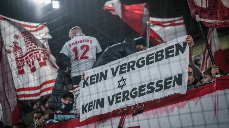 Sport Bilder des Tages SC Freiburg - TSC Backa Topola Fußball: UEFA Europa League 2023 2024, SC Freiburg - TSC Backa Topola, 4. Spieltag, Europa-Park Stadion Fans und Spieler auf der Tribüne des SC Freiburg zeigen ein Banner mit KEIN VERGEBEN KEIN VERGESSEN mit einem Davidstern und zeigen damit ein klares Statement gegen Antisemitismus. Keywords Holocaust. Israel, Juden, Nazis, Ultras