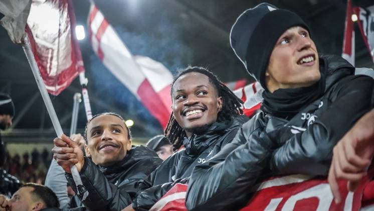 SC Freiburg - TSC Backa Topola Fußball: UEFA Europa League 2023 2024, SC Freiburg - TSC Backa Topola, 4. Spieltag, Europa-Park Stadion: Feiern auf der Tribüne mit den Fans: Freiburgs Kiliann Sildillia, Freiburgs Jordy Makengo und Freiburgs Merlin Röhl