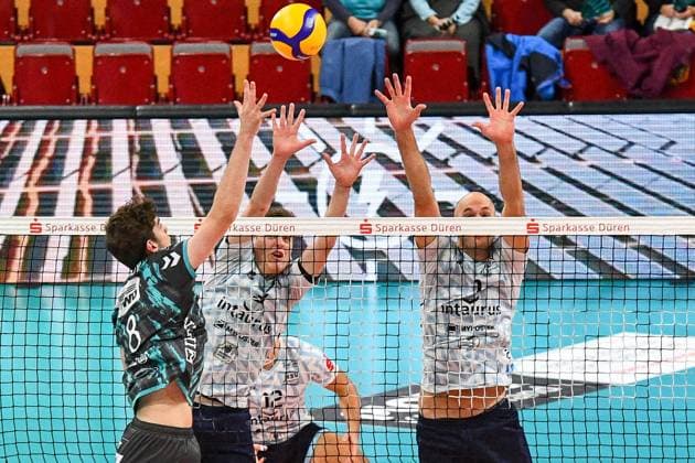 v.li.: Robin Baghdady (Powervolleys Düren, 8) mit einem Schmetterball, Aktion, Action, Spielszene, 09.11.2023, Düren (Deutschland), Volleyball, 1. Bundesliga, SWD Powervolleys Düren - ASV Dachau