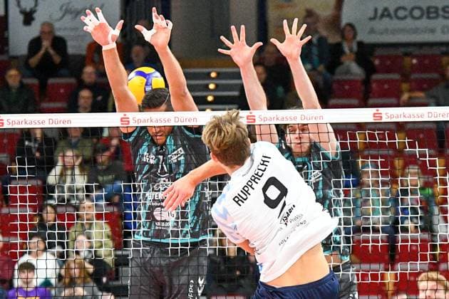 Patrick Rupprecht (ASV Dachau, 9) mit einem Schmetterball gegen den Dürener Block, äAktion, Action, Spielszene, 09.11.2023, Düren (Deutschland), Volleyball, 1. Bundesliga, SWD Powervolleys Düren - ASV Dachau