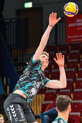 Siebe Korenblek (Powervolleys Düren, 12) mit einem Aufschlag, Aktion, Action, Spielszene, 09.11.2023, Düren (Deutschland), Volleyball, 1. Bundesliga, SWD Powervolleys Düren - ASV Dachau