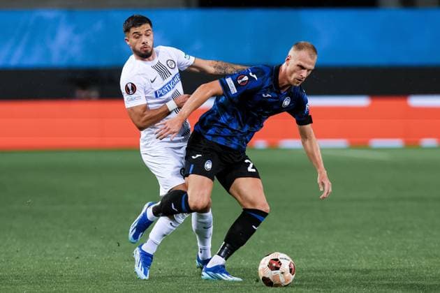BERGAMO, ITALY - NOVEMBER 9: Mitchel Bakker (Atalanta BC) fights for the ball with Jusuf Gazibegovic (SK Sturm Graz) during the Europa League football match between Atalanta and SK Sturm Graz at Gewiss Stadium on November 9, 2023 in Bergamo, Italy. (Photo by Stefano Nicoli Speed Media Icon Sportswire) SOCCER: SEP 21 Europa League - Atalanta v SK Sturm Graz EDITORIAL USE ONLY Icon2311090037