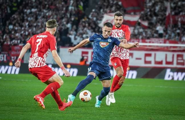 SC Freiburg - TSC Backa Topola Fußball: UEFA Europa League 2023 2024, SC Freiburg - TSC Backa Topola, 4. Spieltag, Europa-Park Stadion: Topolas Sasa Jovanovic am Ball, dahinter Freiburgs Manuel Gulde und davor Freiburgs Noah Weißhaupt